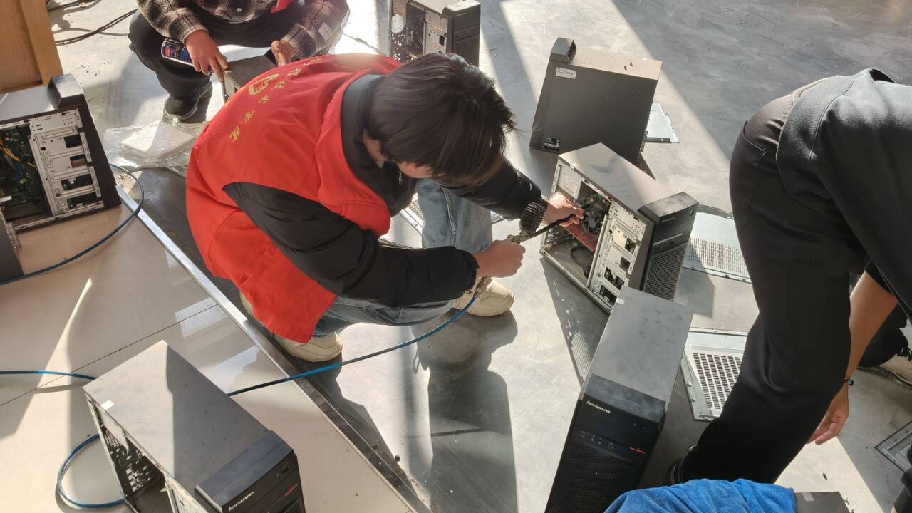 智能學院計算機硬件維護興趣小組志愿者赴汽車館開展電腦維護專項服務